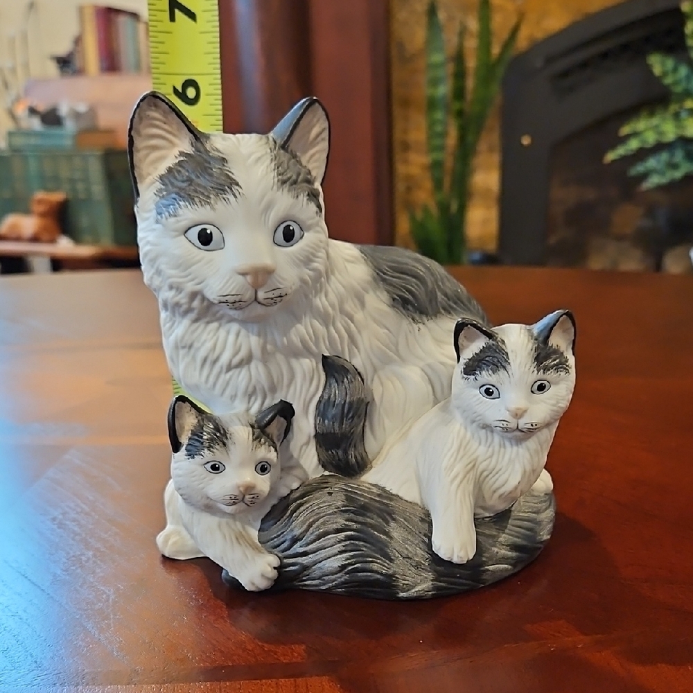 Vintage Homco #1412 Porcelain Black/Gray & White Mother Cat & Kittens Figurine